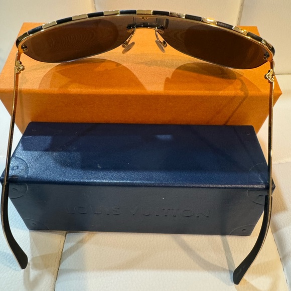 Louis Vuitton Silver tone/Metallic Mirrored Shield Sunglasses - Picture 7 of 9